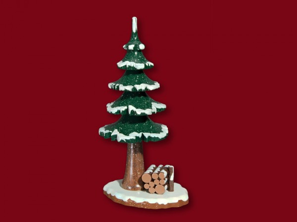 Winterbaum mit Holzstapel