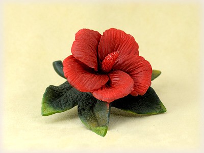 Porzellan Blume mit roter Blüte